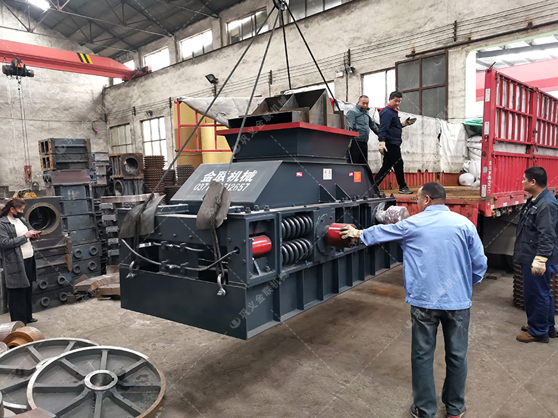 2PGY1007中大型全自動(dòng)液壓對輥制砂機(jī)發(fā)往河北
