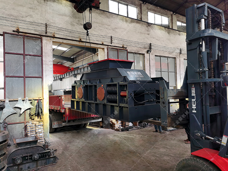 2PG1510型對(duì)輥式制砂機(jī) 大型制砂機(jī)發(fā)往湖北 2PG1510型對(duì)輥式制砂機(jī) 大型制砂機(jī)發(fā)往湖北