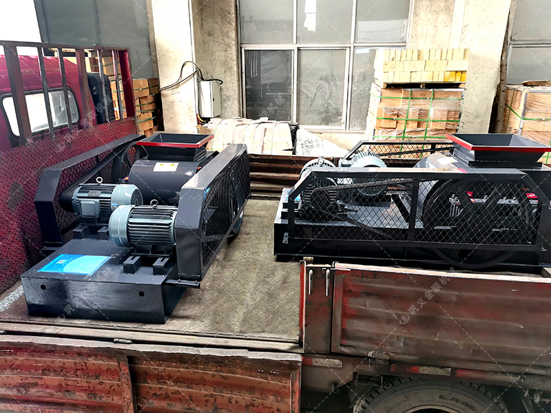 小型對輥機(jī)和雙齒輥發(fā)貨圖片_發(fā)往河南登封_破碎保溫陶瓷