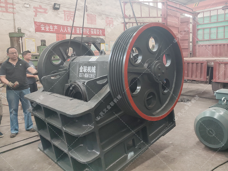 小型對(duì)輥機(jī)和顎破機(jī)發(fā)貨圖片_發(fā)往山東招遠(yuǎn)_破碎青石 小型對(duì)輥機(jī)和顎破機(jī)發(fā)貨圖片_發(fā)往山東招遠(yuǎn)_破碎青石