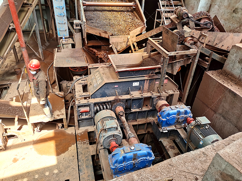 對輥制砂機從破碎到成品砂的生產過程是什么樣的? 對輥制砂機從破碎到成品砂的生產過程是什么樣的?