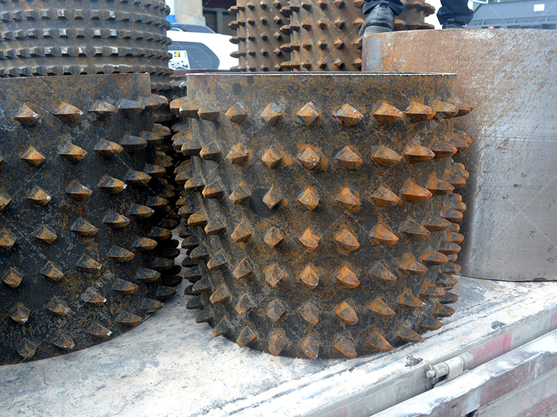 為何眾多混凝土再生廠家，都將雙齒輥破碎機視為生產線的 “定海神針”？?